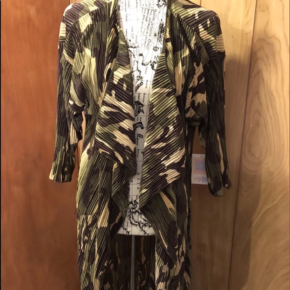 🦄🦄🦄 NWT  Lularoe Camo SHIRLEY